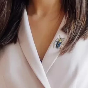Elegantná brošňa s motívom chrobáka farba: gold/blue